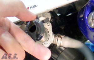 燃料コック　ＯＮ　ガソリン漏れ確認